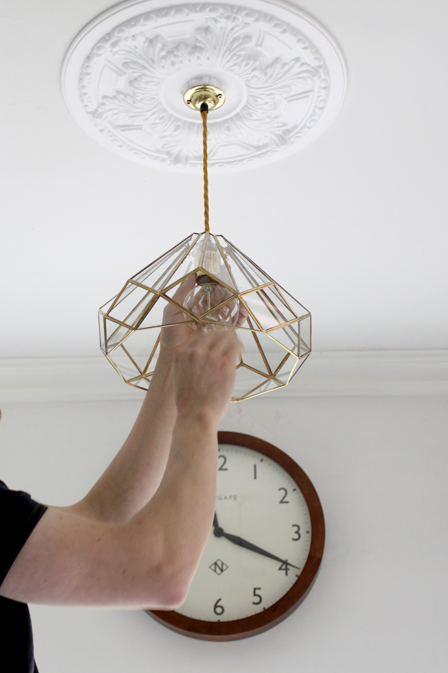screw in light bulb