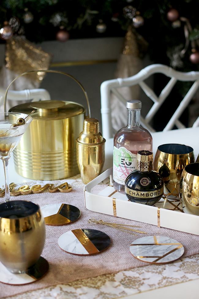 Marble and Gold DIY Coasters - these are so easy to make! Check out the full tutorial on www.swoonworthy.org